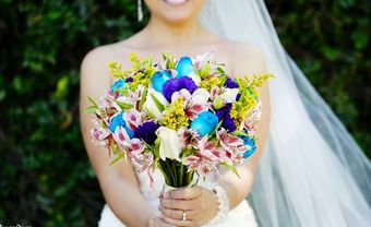 Hoa cưới cầm tay cô dâu có màu xanh rực rỡ - Blog Marry