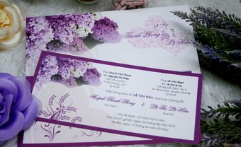Thiệp cưới đẹp màu tím in họa tiết hoa tử đinh hương - Blog Marry