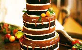 Bánh cưới ấn tượng với nhiều tầng bánh chocolate phủ caramel - Blog Marry