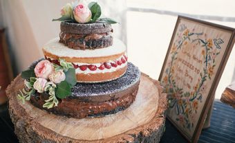 Bánh cưới đẹp vị vani và chocolate phong cách mộc mạc - Blog Marry
