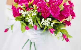 Hoa cầm tay cô dâu kết từ hoa hồng fuschia sang trọng - Blog Marry