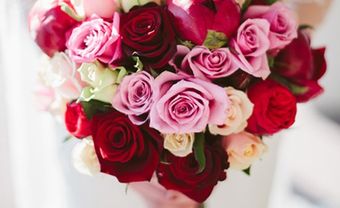Hoa cầm tay cô dâu ngọt ngào kết từ hoa hồng và mẫu đơn - Blog Marry