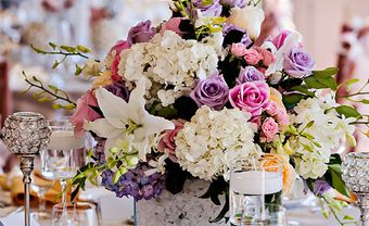 Hoa trang trí bàn tiệc nhã nhặn kết từ cẩm tú cầu và hoa hồng - Blog Marry
