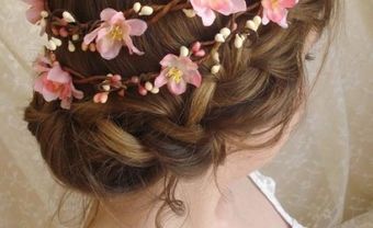 Tóc cô dâu đẹp thắt bím kết hợp vòng hoa anh đào - Blog Marry
