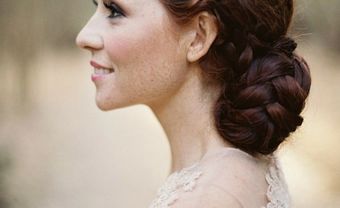 Tóc cưới đẹp thắt bím mái và búi gọn sau gáy - Blog Marry