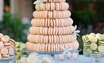 Tháp bánh cưới đẹp làm bằng bánh macarons vị vani - Blog Marry