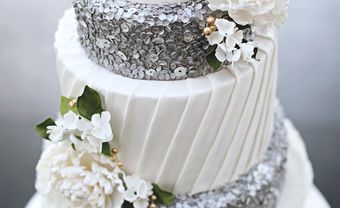 Bánh cưới đẹp màu trắng phối bạc trang trí hoa đường - Blog Marry