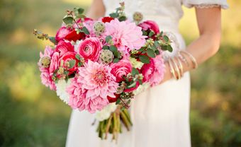 Hoa cầm tay cô dâu tông hồng đỏ kết từ hoa mao lương - Blog Marry