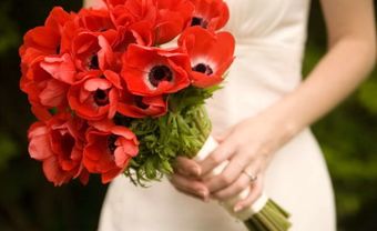 Hoa cầm tay cô dâu kết từ hoa anh túc đỏ - Blog Marry