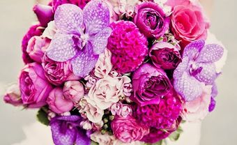 Hoa cầm tay cô dâu màu hồng tím kết từ hoa lan, mẫu đơn - Blog Marry