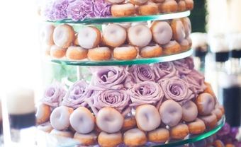 Tháp bánh cưới đẹp và ngon miệng làm từ bánh donut - Blog Marry