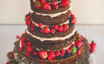 Bánh cưới đẹp vị chocolate phủ các loại dâu tươi - Blog Marry