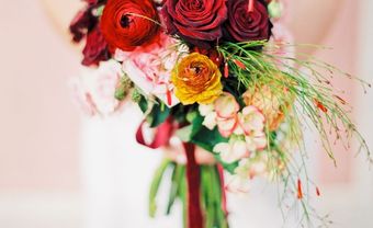 Hoa cầm tay cô dâu đơn giản kết từ hoa hồng đỏ nhung - Blog Marry