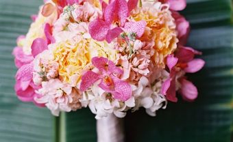 Hoa cầm tay cô dâu kết từ hoa cẩm chướng và hoa lan - Blog Marry