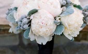 Hoa cầm tay cô dâu kết từ hoa mẫu đơn trắng kết lá bạc - Blog Marry