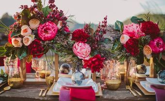 Hoa trang trí bàn tiệc tông đỏ đô sang trọng - Blog Marry