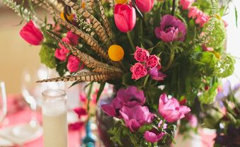 Hoa trang trí tiệc cưới kết từ hoa tulip, hoa hồng phối lông vũ - Blog Marry