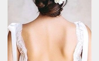 Tóc cô dâu đẹp búi thấp kết hoa trắng duyên dáng - Blog Marry