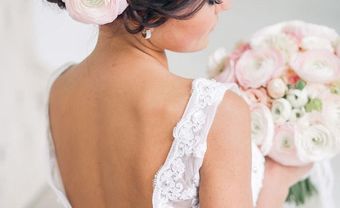 Tóc cưới đẹp uốn lọn búi cao cài hoa mao lương thanh lịch - Blog Marry