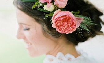 Tóc cưới đẹp búi trễ phối vòng hoa mẫu đơn tươi trẻ - Blog Marry
