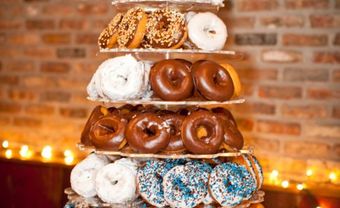Tháp bánh cưới đẹp làm từ bánh donut ngon miệng - Blog Marry