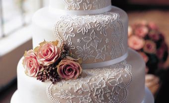 Bánh cưới đẹp màu trắng phối họa tiết ren tinh tế - Blog Marry