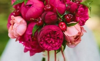 Hoa cầm tay cô dâu màu đỏ hồng kết quả cherry độc đáo - Blog Marry
