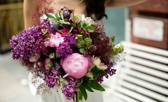 Hoa cầm tay cô dâu kết từ mẫu đơn và hoa tử đinh hương - Blog Marry