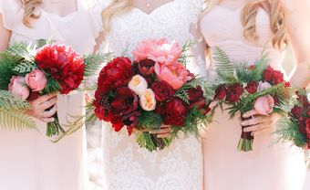 Hoa cưới cầm tay màu đỏ kết từ hoa hồng và mẫu đơn - Blog Marry