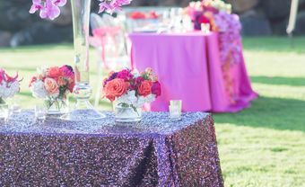 Hoa trang trí bàn tiệc ấn tượng với hoa phong lan tím - Blog Marry