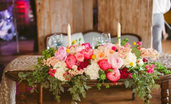 Hoa trang trí bàn tiệc kết từ hoa mẫu đơn và cẩm tú cầu - Blog Marry