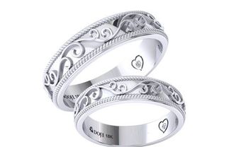 Nhẫn cưới vàng trắng chạm khắc họa tiết dây leo mềm mại - Blog Marry