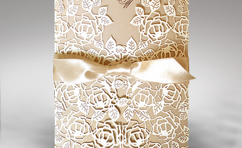 Thiệp cưới đẹp cắt laser họa tiết hoa hồng màu vàng đồng - Blog Marry