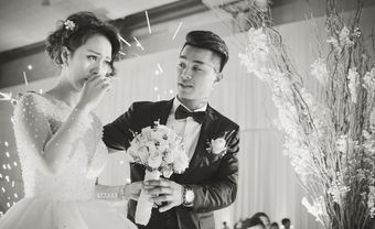 Những khoảnh khắc nghẹn ngào xúc động với nước mắt, nụ cười và những cái ôm trong ngày cưới - Blog Marry