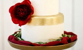 Bánh cưới đẹp 2 tầng đơn giản phối kim tuyến ánh vàng - Blog Marry