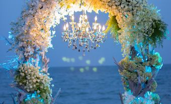 Cổng hoa cưới đẹp lộng lẫy cho đám cưới trên biển - Blog Marry