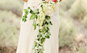 Hoa cầm tay cô dâu dáng thác đổ kết từ hoa mẫu đơn - Blog Marry