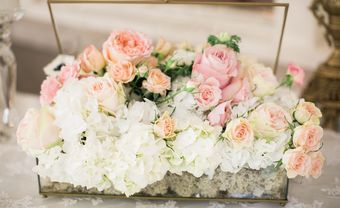 Hoa trang trí bàn tiệc ngọt ngào kết từ cẩm tú cầu và hoa hồng - Blog Marry