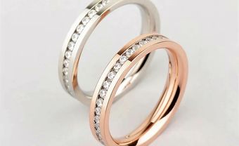 Cặp nhẫn cưới đẹp vàng trắng và vàng hồng đính đá tinh tế - Blog Marry