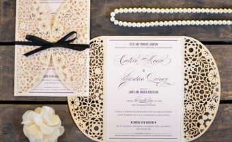 Thiệp cưới đẹp cắt laser họa tiết hoa lá màu trắng kem - Blog Marry