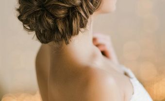 Tóc cô dâu đẹp uốn lọn, búi thấp kết phụ kiện ren - Blog Marry