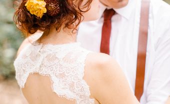 Tóc cô dâu đẹp búi rối kết hoa thược dược phong cách mùa thu - Blog Marry