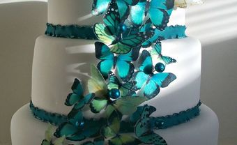 Bánh cưới đẹp 3 tầng trang trí cánh bướm màu xanh độc đáo - Blog Marry