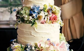 Bánh cưới đẹp kết hoa tươi rực rỡ giữa các tầng bánh - Blog Marry