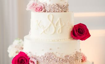 Bánh cưới đẹp màu trắng kết hạt trai và hoa tươi rạng rỡ - Blog Marry