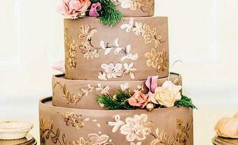 Bánh cưới đẹp vẽ tay họa tiết ánh kim, kết hoa tươi trang nhã - Blog Marry