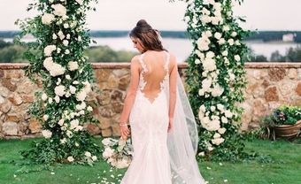 Cổng hoa cưới đẹp kết từ lá xanh, hoa hồng và cẩm tú cầu trắng - Blog Marry