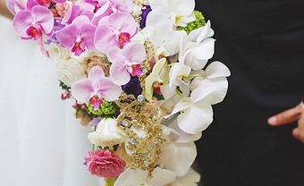 Hoa cầm tay cô dâu dáng thác đổ kết từ hoa phong lan - Blog Marry