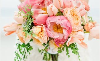 Hoa cầm tay cô dâu rực rỡ kết từ hoa mẫu đơn và tulip - Blog Marry