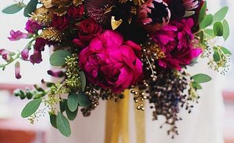 Hoa cầm tay cô dâu màu hồng tím kết hợp hoa kim loại độc đáo - Blog Marry
